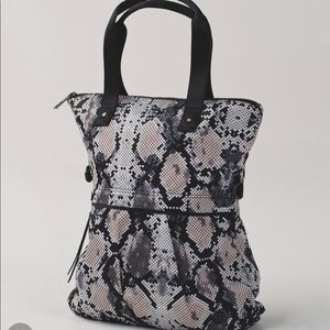 Lululemon Twice As Nice Tote Ziggy Snake Butter Pink Black o/s and shoe bag